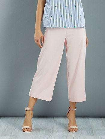 Product Une coupe élégante et moderne et une gamme poudrée dans laquelle on assume sa féminité ! - Jupe culotte - Ouverture zippée latérale - Maille crêpée - Longueur entrejambe : 58 cm - Largeur bas de jambe : 29 cm. Notre mannequin porte la taille 38 et mesure 1m78. https://www.kiabi.com/jupe-culotte-en-crepe-femme_P508646#C508647Habillement Femme / Femme du 34 au 48 / Pantalon / Jupe-culotte Livraison à domicile Europe avec So Colissimo : 14.90 / Livraison en points Cityssimos : 3.95 / Livraison autre adresse avec So Colissimo : 3.95 / Livraison en Point Relais : 3.00 / Livraison en magasin Kiabi : 0.00 / Livraison en bureau de poste So Colissimo : 3.95 / Livraison à domicile avec So Colissimo : 3.95 / E-Réservation : 0.00 / Livraison à une autre adresse Europe avec So Colissimo : 14.90 / Livraison domicile Dom-Tom : 14.90 / Livraison en point de retrait So Colissimo : 3.00 / null / null Tailles : 36 / couleurs : rose poudré KIABI
