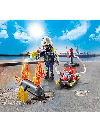 Action Heroes Pompier avec pompe à eau et réservoir enflammé