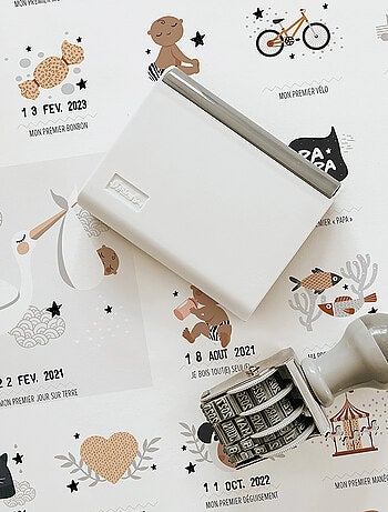 Affiche Mes Premières Fois Peau foncée avec tampon dateur et encrier