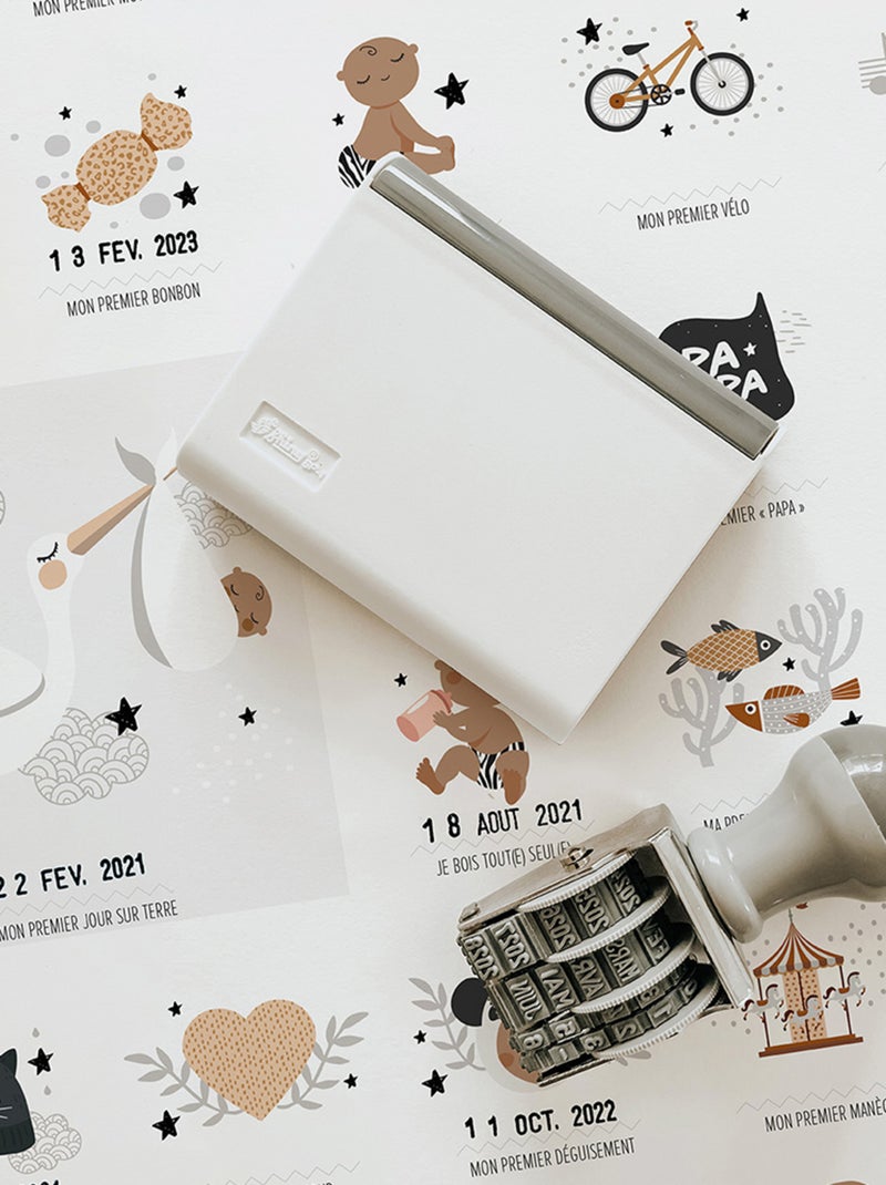 Affiche Mes Premières Fois Peau foncée avec tampon dateur et encrier Beige foncé - Kiabi