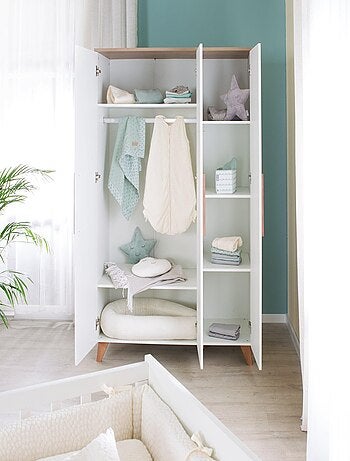 Armoire Bébé Scandinave 3 Portes Battantes Pieds et Poignées en Bois Massif 'ROBA Ole'