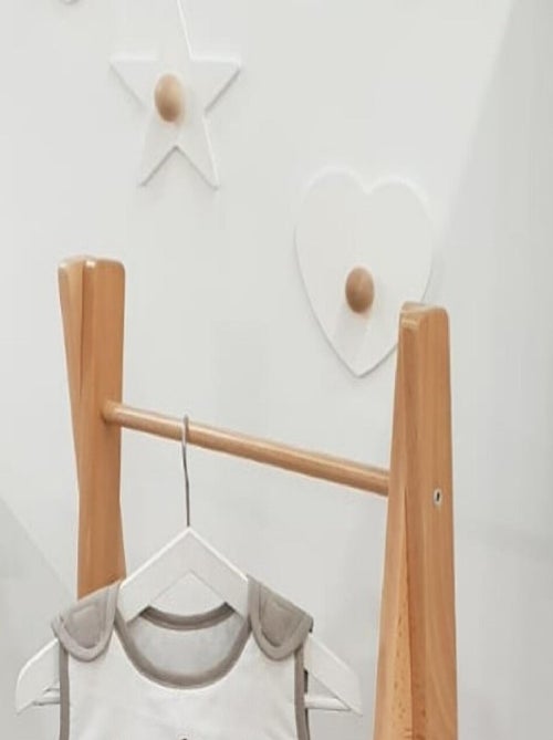AT4 - Patère enfant Cœur en bois ESSENTIEL Blanc et Hêtre Brut - Kiabi AT4 - Patère enfant Cœur en bois ESSENTIEL Blanc et Hêtre Brut - Kiabi