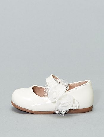 Product Les fleurs en textile rendent ces babies particulièrement chics et originales ! - Babies en simili verni - Ouverture par scratch - Fantaisies sur la bride : fleurs et n?ud en tulle et textile - Semelle intérieure et doublure en simili - Semelle d'usure antidérapanteHabillement Chaussures / Chaussures / Chaussures fille / Chaussures de ville Standard KIABI