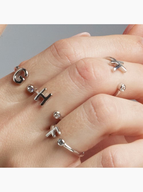 Bague en argent sterling 925 avec finition brillante en zircone Rhodium - lettre de l’alphabet G - Kiabi Bague en argent sterling 925 avec finition brillante en zircone Rhodium - lettre de l’alphabet G - Kiabi