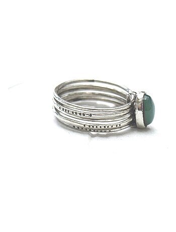 Bague semainier touareg ciselée et cabochon cornaline verte