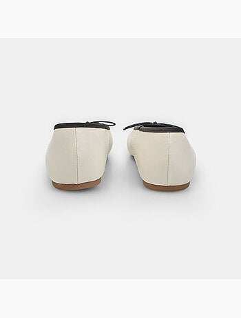 Ballerine plates Bata avec bordure et nœud noir