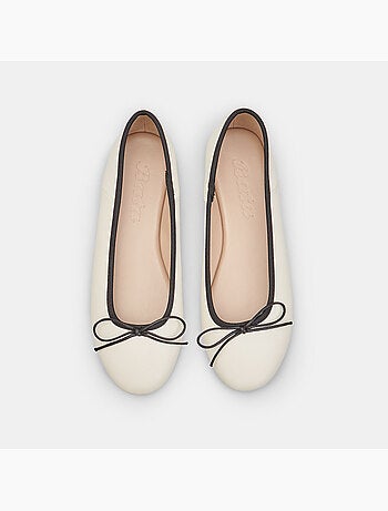 Ballerine plates Bata avec bordure et nœud noir