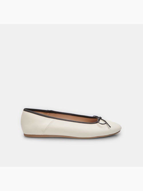 Ballerine plates  Bata avec bordure et nœud noir - Kiabi