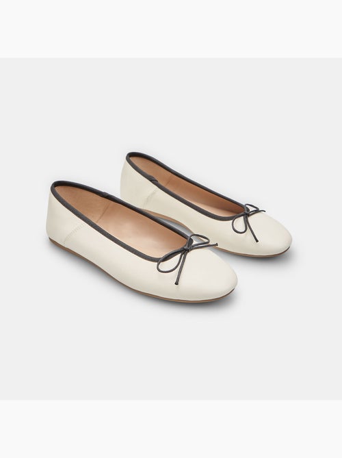 Ballerine plates  Bata avec bordure et nœud noir - Kiabi