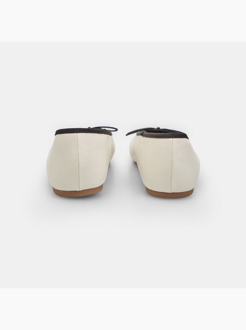 Ballerine plates  Bata avec bordure et nœud noir - Kiabi