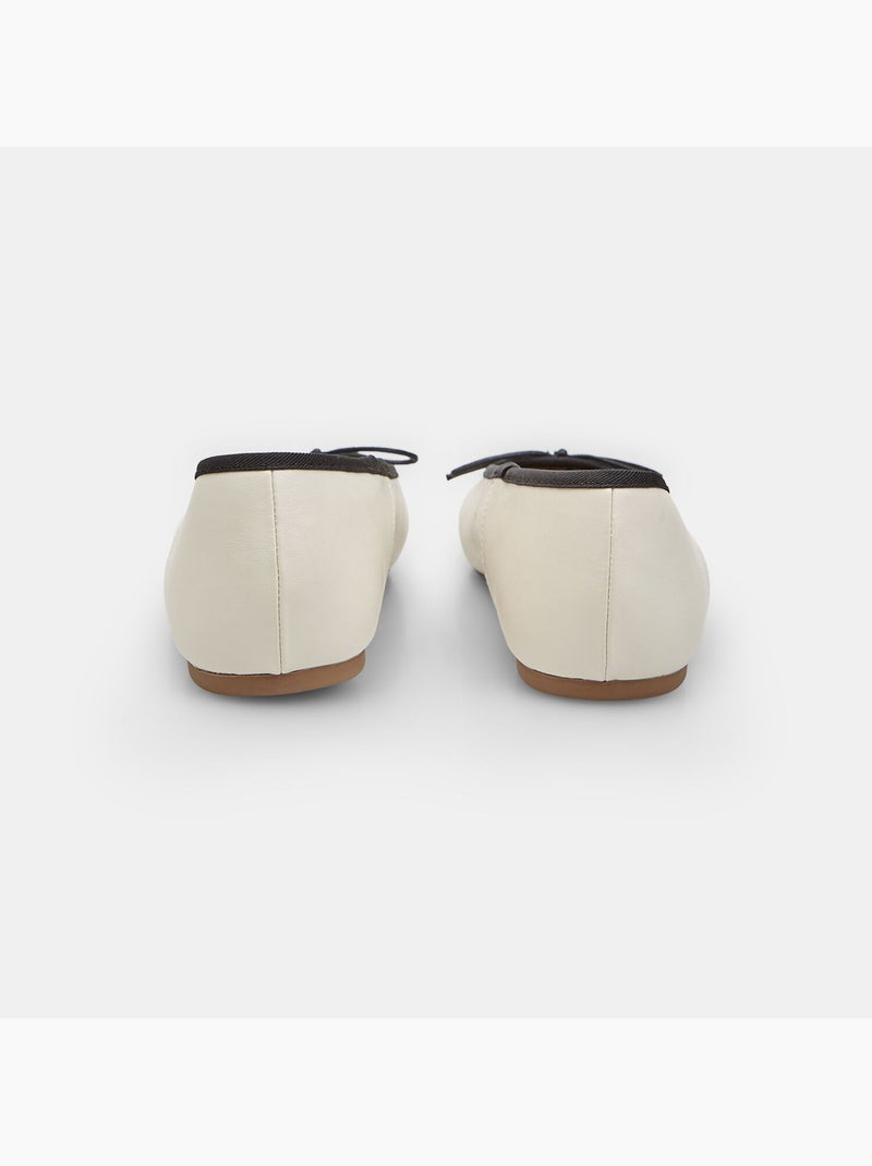Ballerine plates  Bata avec bordure et nœud noir Blanc - Kiabi