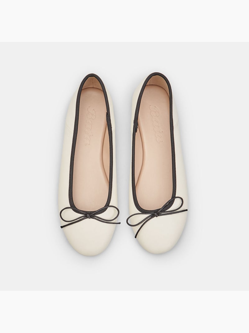 Ballerine plates  Bata avec bordure et nœud noir Blanc - Kiabi