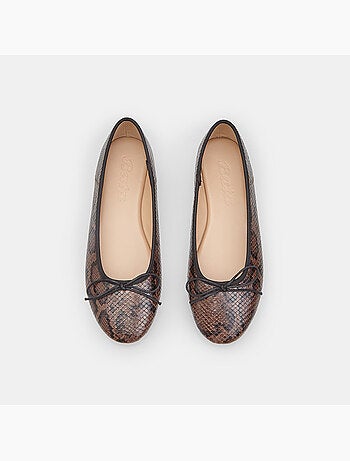 Ballerine plates Bata avec bordure et nœud noir