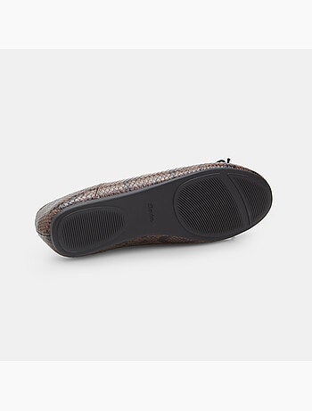 Ballerine plates Bata avec bordure et nœud noir