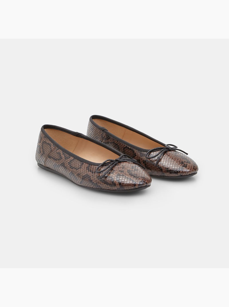 Ballerine plates  Bata avec bordure et nœud noir Marron - Kiabi