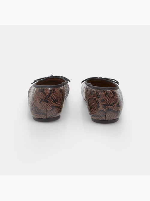 Ballerine plates  Bata avec bordure et nœud noir - Kiabi