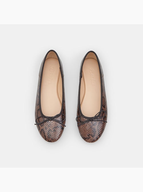 Ballerine plates  Bata avec bordure et nœud noir - Kiabi