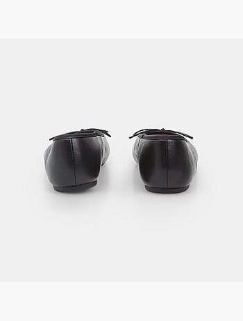 Ballerine plates Bata avec bordure et nœud noir