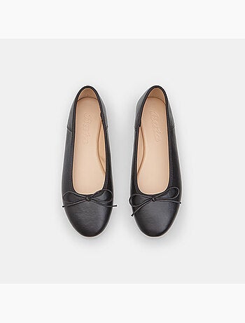 Ballerine plates Bata avec bordure et nœud noir
