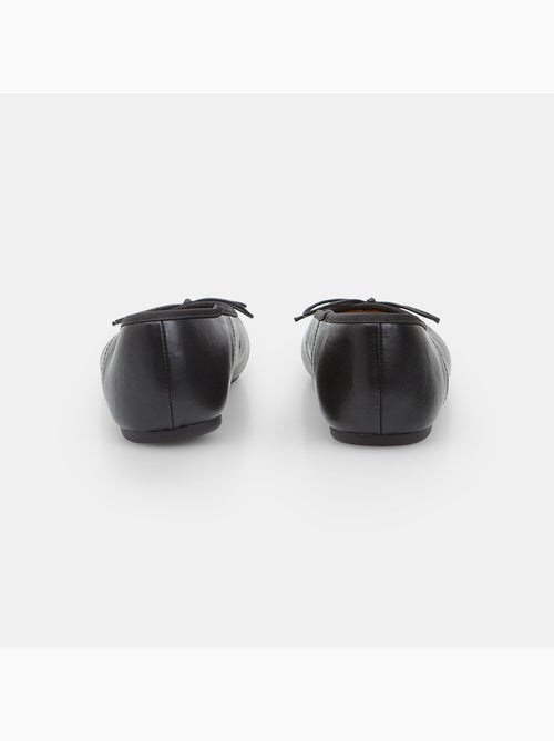 Ballerine plates  Bata avec bordure et nœud noir - Kiabi