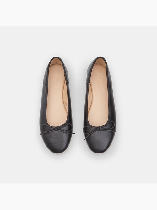 Ballerine plates  Bata avec bordure et nœud noir - Kiabi