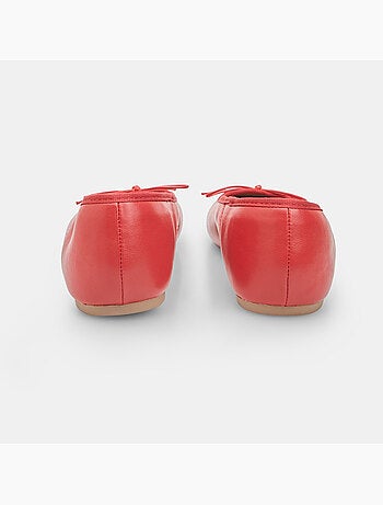 Ballerine plates Bata avec bordure et nœud noir