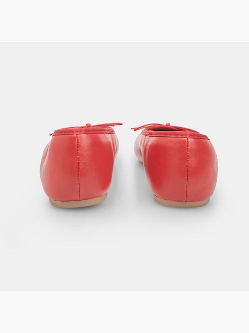 Ballerine plates  Bata avec bordure et nœud noir - Kiabi