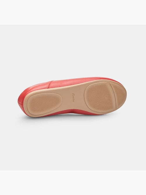 Ballerine plates  Bata avec bordure et nœud noir - Kiabi