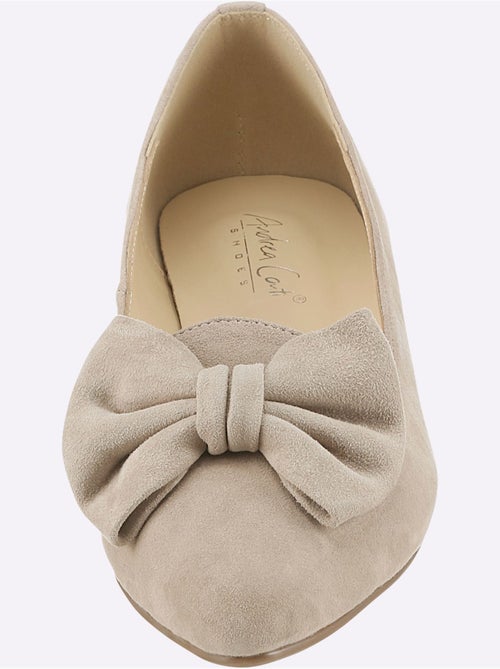 Ballerines en cuir velours avec boucle décorative et rembourrage - Taille standard - Helline - Kiabi Ballerines en cuir velours avec boucle décorative et rembourrage - Taille standard - Helline - Kiabi