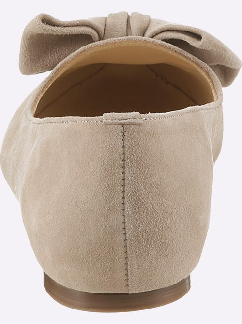 Ballerines en cuir velours avec boucle décorative et rembourrage - Taille standard - Helline - Kiabi Ballerines en cuir velours avec boucle décorative et rembourrage - Taille standard - Helline - Kiabi