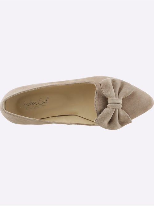 Ballerines en cuir velours avec boucle décorative et rembourrage - Taille standard - Helline - Kiabi Ballerines en cuir velours avec boucle décorative et rembourrage - Taille standard - Helline - Kiabi