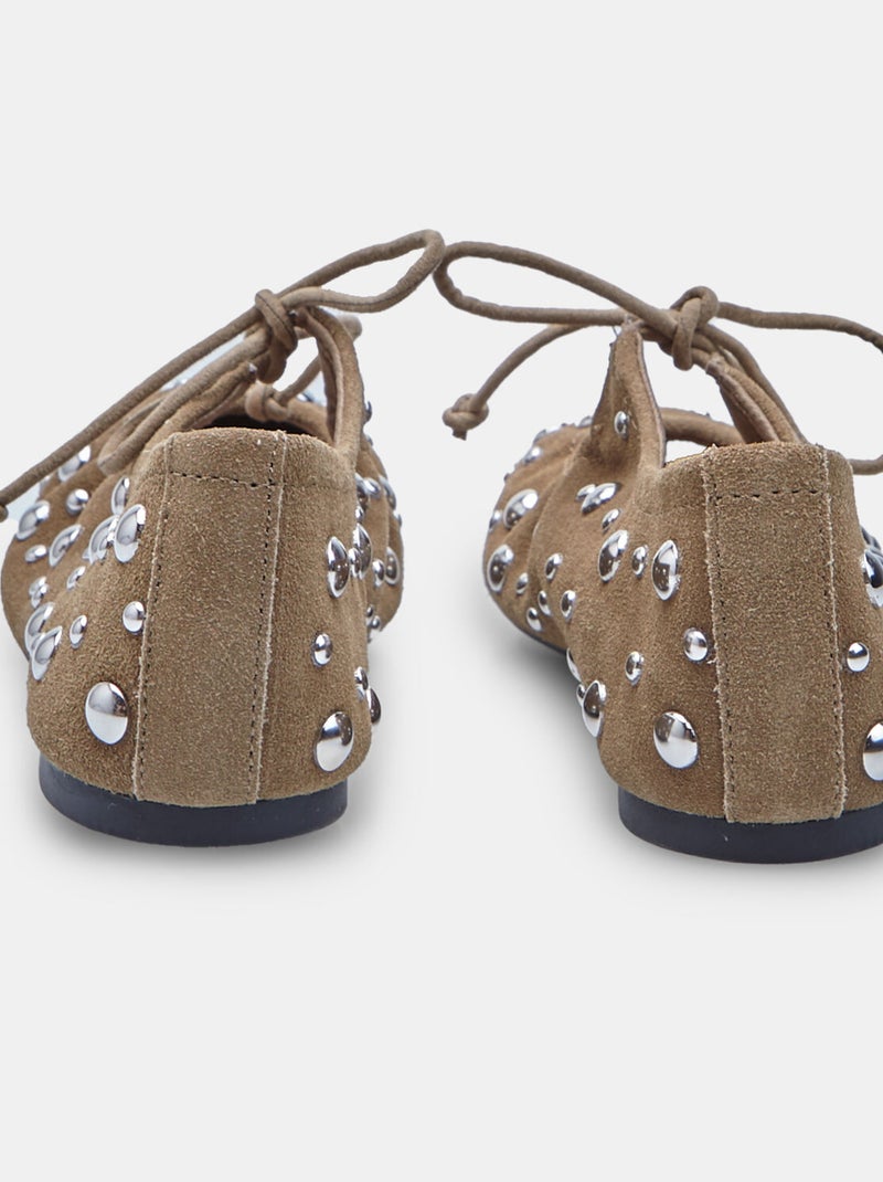 Ballerines en daim  avec nœud et clous Bata Beige - Kiabi