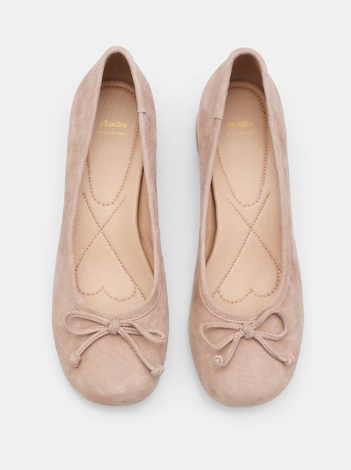 Ballerines en daim avec talon confortables BATA - Kiabi Ballerines en daim avec talon confortables BATA - Kiabi