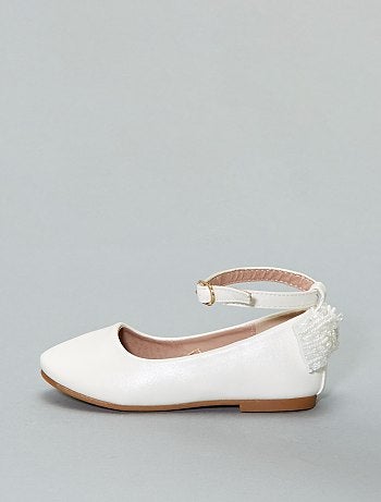 Product Des ballerines craquantes avec leur petit n?ud perlé à l'arrière ! - Ballerines en simili irisé - N?ud en perles fantaisie au dos - Bride tour de cheville avec boucle et élastique - Semelle intérieure en simili - Semelle d'usure antidérapante - Petit talonHabillement Chaussures / Chaussures / Chaussures fille / Ballerines Standard KIABI