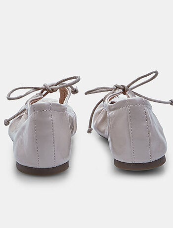 Ballerines froncées avec noeud bata