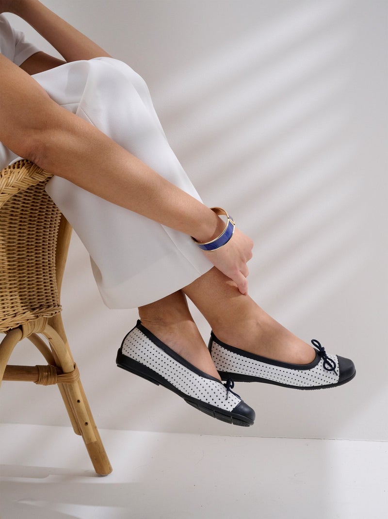Ballerines largeur confort cuir perforé - Afibel Blanc/Marine - Kiabi