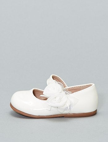 Product Délicates et raffinées, ces chaussures sont idéales pour les occasions spéciales ! - Babies vernies en simili - Ouverture par bride à scratch - Détails tulle et fleurs en textile sur la bride - Intérieur en simili - Semelle d'usure antidérapanteHabillement Chaussures / Chaussures / Chaussures bébé / Chaussures Standard KIABI