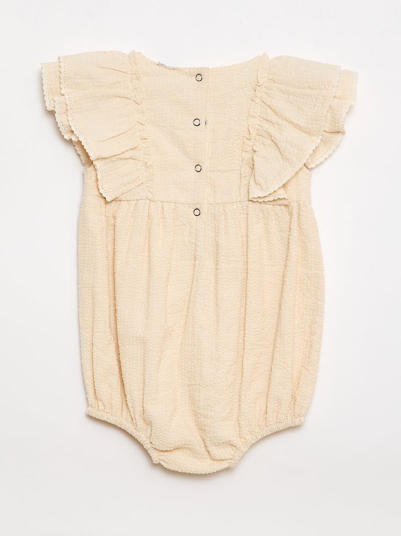 Barboteuse avec tissu effet gaufré et volants Beige - Kiabi