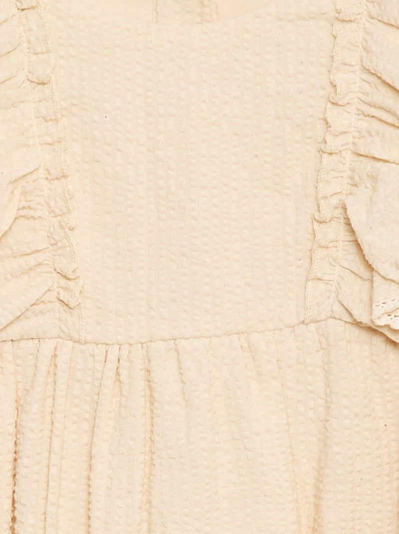 Barboteuse avec tissu effet gaufré et volants Beige - Kiabi
