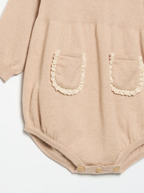 Barboteuse en tricot avec col et poches fantaisie - Kiabi Barboteuse en tricot avec col et poches fantaisie - Kiabi