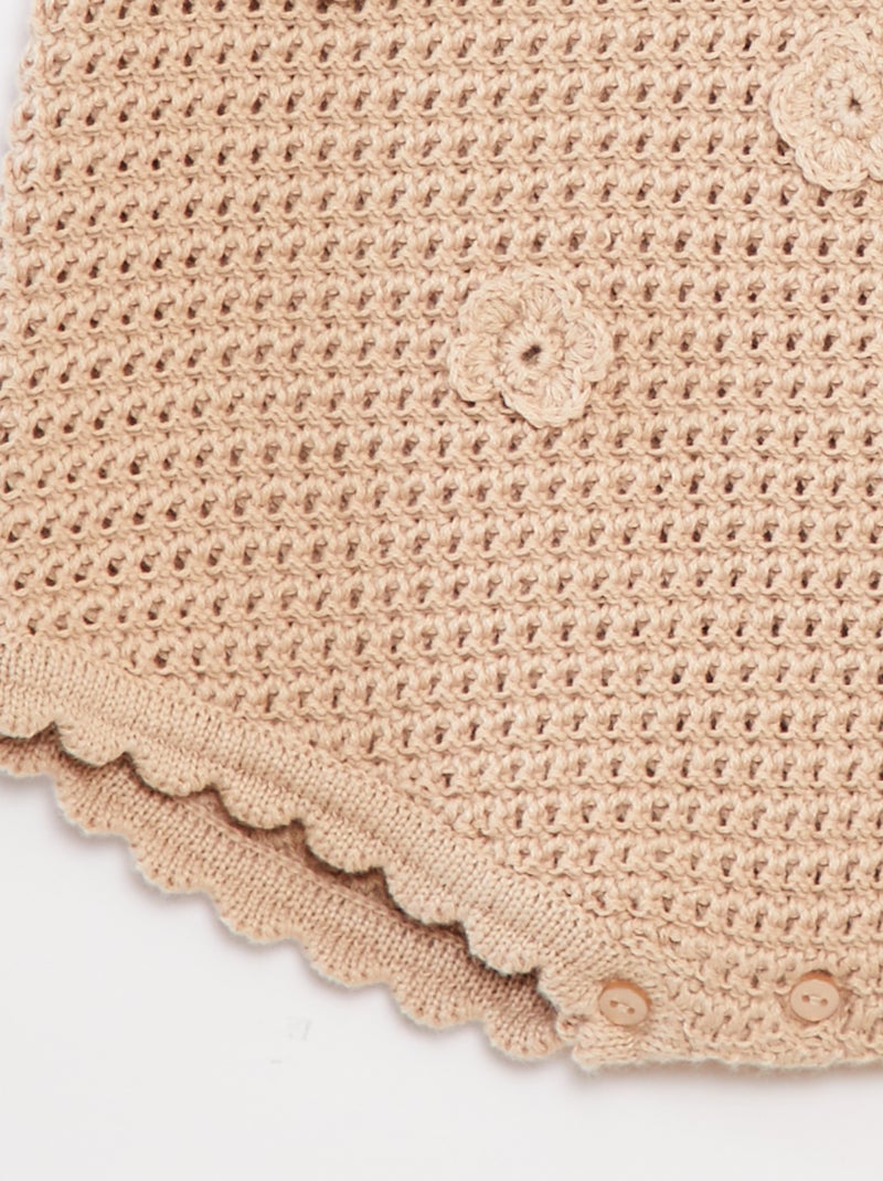 Barboteuse en tricot avec fleurs Beige - Kiabi