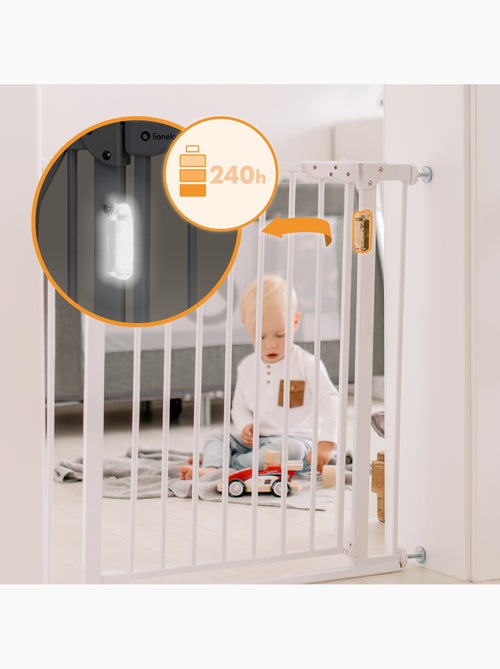 Barrière de sécurité bébé LIONELO Truus Slim LED - 75-105 cm - Fixation par pression - Kiabi Barrière de sécurité bébé LIONELO Truus Slim LED - 75-105 cm - Fixation par pression - Kiabi