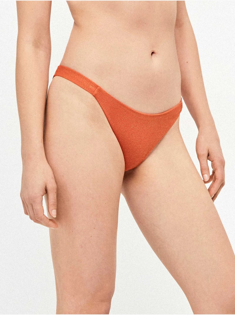 Bas de bikini classique en tissu texturé avec fils de lurex dorés et détails froncés sur les côtés. Terracotta - Kiabi