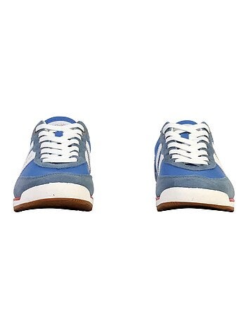 Baskets d?contract?es ? lacets