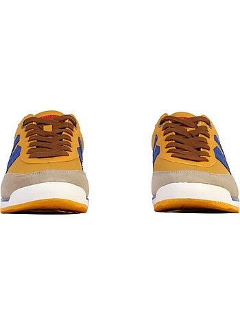 Baskets d?contract?es ? lacets