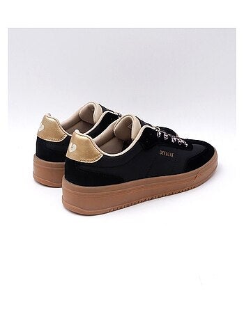 Baskets à semelle contrastante, style sportwear tendance
'Deeluxe'