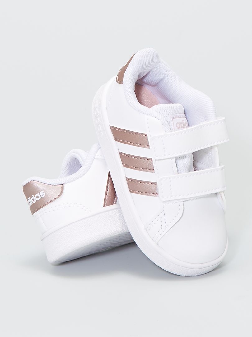 Baskets fille à scratch détails irisés – Adidas Grand C blanc