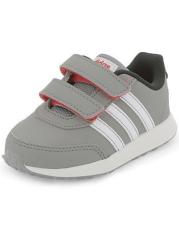 Product Couleur : INCONNU, INCONNU, ,, - Taille : 23, 21, 25,24,27Habillement Garçon / Garçon 3-12 ans / Chaussures, chaussons / Baskets mode Les petits aussi ont le droit à un look sport ! - Baskets basses en simili 'Adidas' KIABI