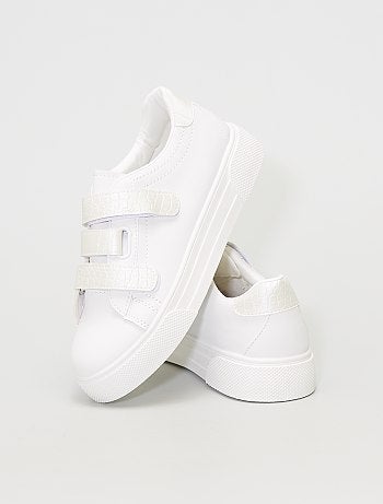 Baskets basses à semelles larges et scratchs