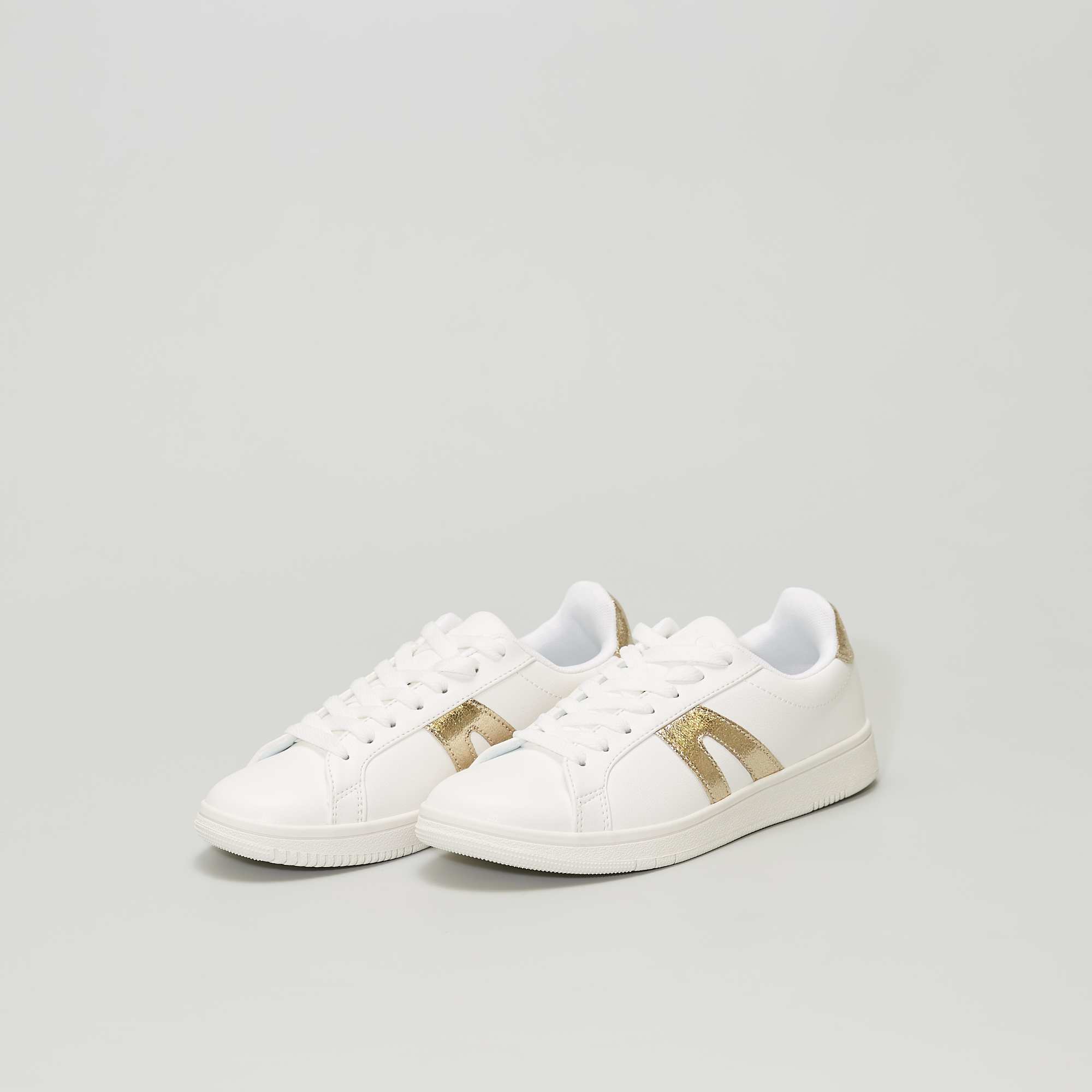 baskets blanches et dorées